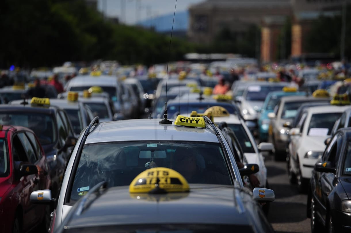 Fotók: több mint ezer taxi vonult fel Budapesten