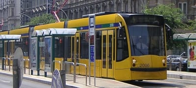 A kutyapárt az utasoknak adja a mikrofont a 4-es, 6-oson