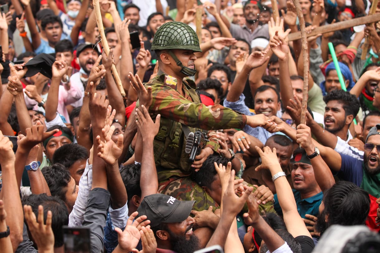 A bangladesi hadsereg vezetője kedden egyeztet a diáktüntetőkkel