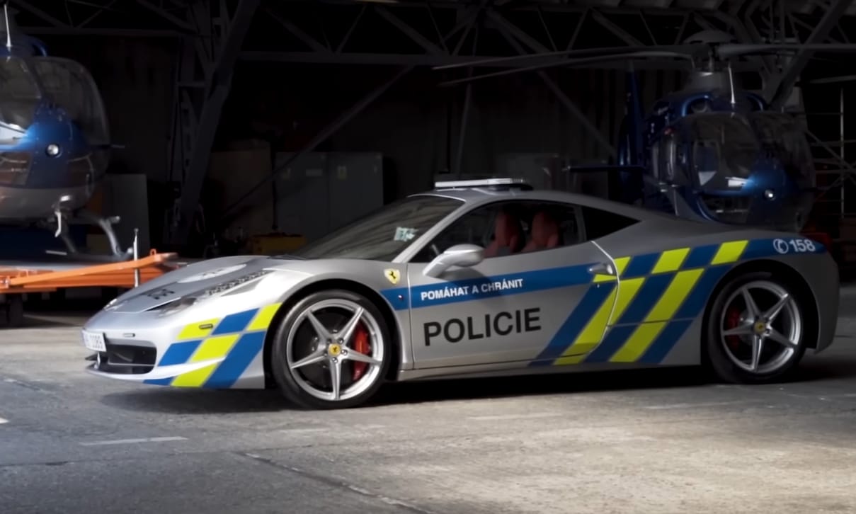 Lefoglalt Ferrarival járőröznek a cseh rendőrök