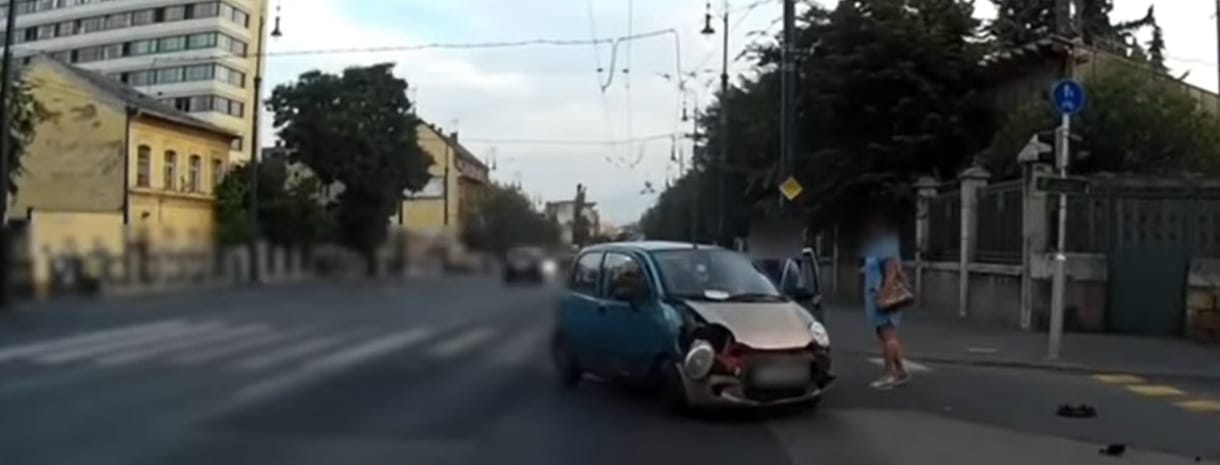 Kis híján elgázoltak egy gyalogost a Dózsa György úton a zebrán – videó