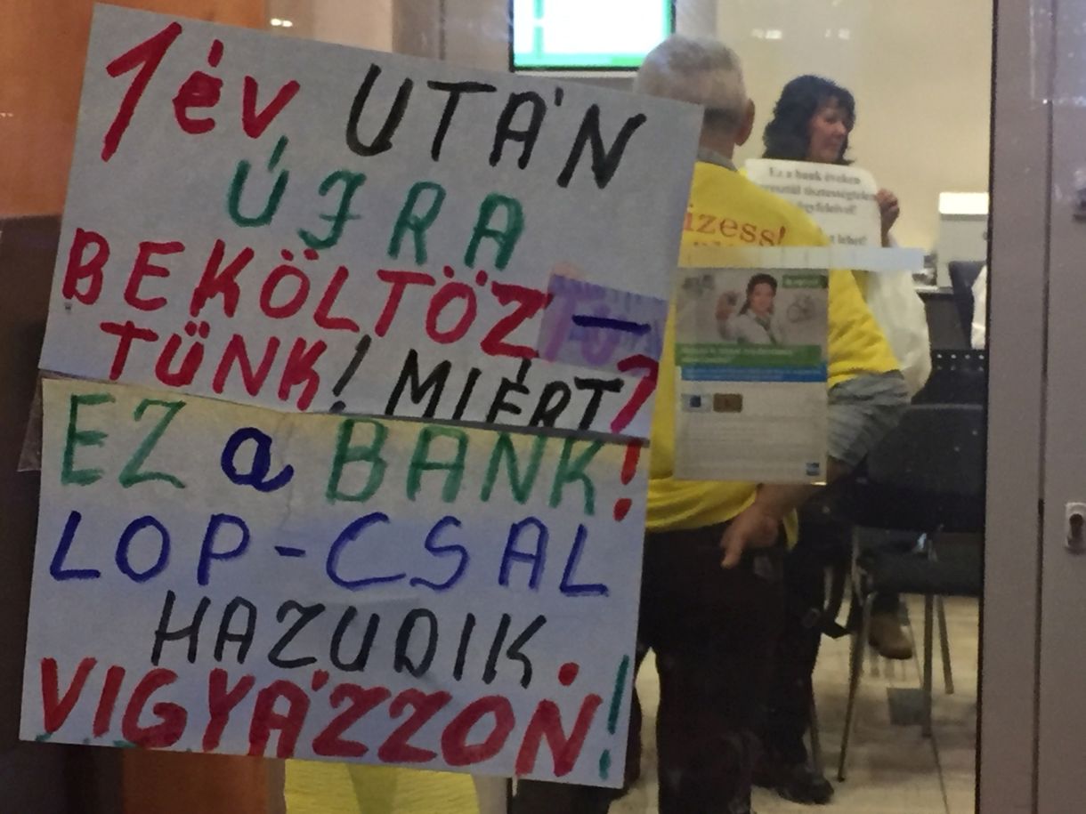 Bankfoglalók szállták meg az OTP-t a Nyugatinál - fotók