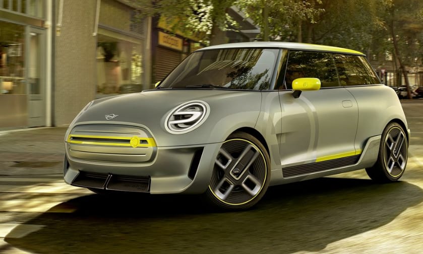 Izomautó újragondolva: az első elektromos Mini még egy hatalmas repülőgépet is elhúz - videó