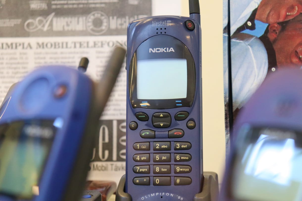 Érdekes kiállítás nyílt Szegeden az elmúlt 25 év legérdekesebb mobiljaival