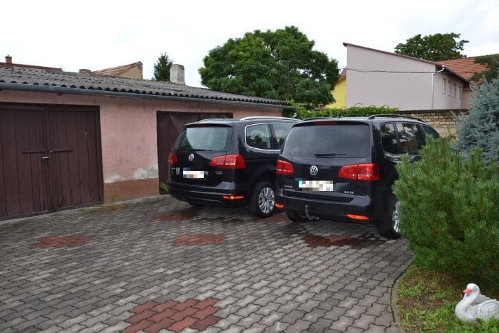 Sorban álltak a drága lopott kocsik egy győri udvaron, vádat emeltek – fotók