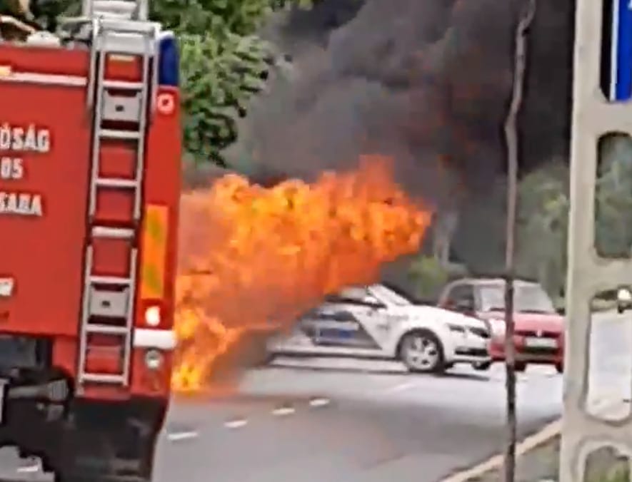 Épp a szervizből jött a Skoda, ami lángba borult Békéscsabán - videó