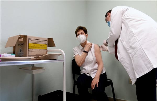 Beoltották az első magyart a Pfizer-vakcinával