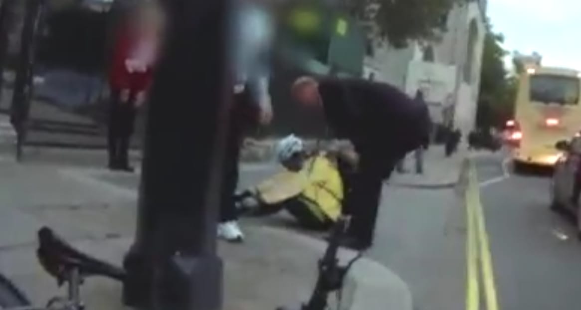Balesetet okozott az autójából kiszálló közlekedési miniszter - videó