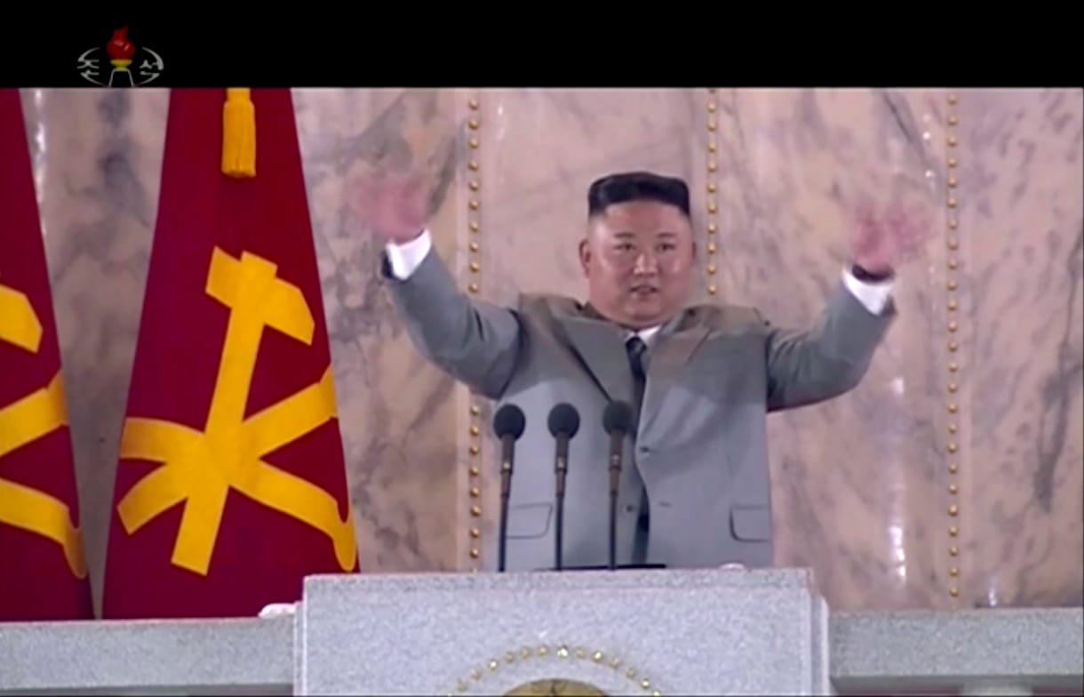 Éjszaka tartott katonai parádét Észak-Korea, ballisztikus rakéták is felvonultak