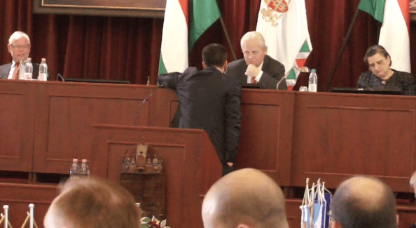 Kupleráj a Városházán: lemadámozták Tarlóst – videó