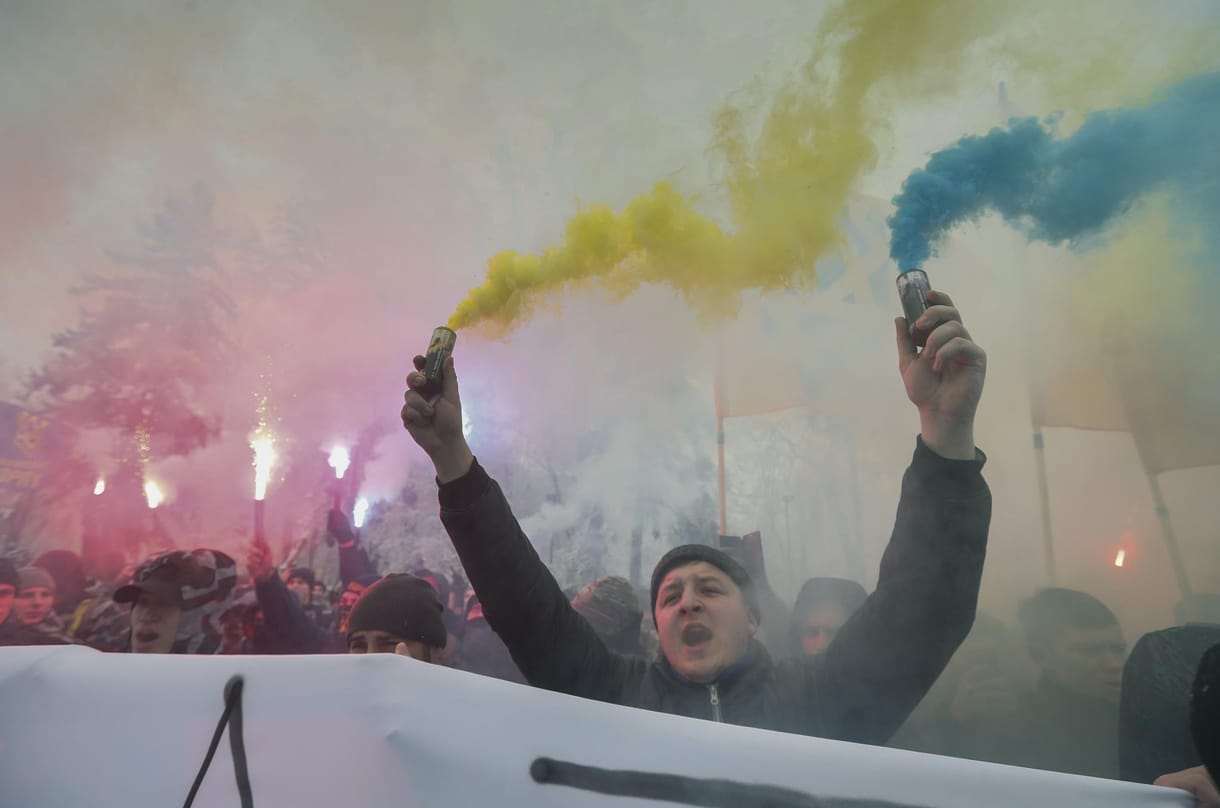 Megvolt az első tüntetés az új ukrán elnök ellen, Zelenszkijt kapitulációval vádolták