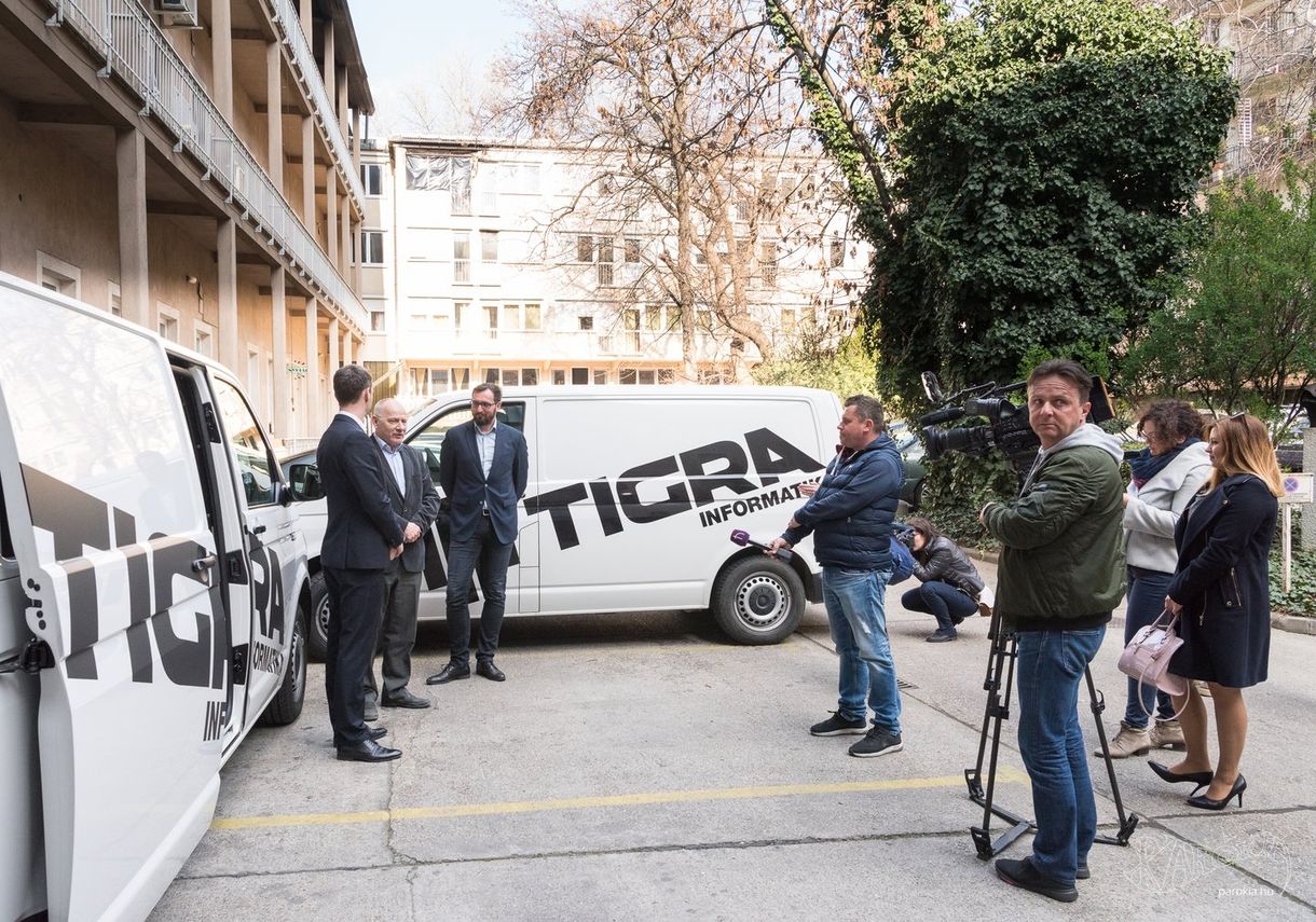 Alighogy lett, már el is tűnt egy udvari szállító új cége