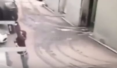 Videó: pont az ilyenek miatt érdemes behúzni a kéziféket parkolás után