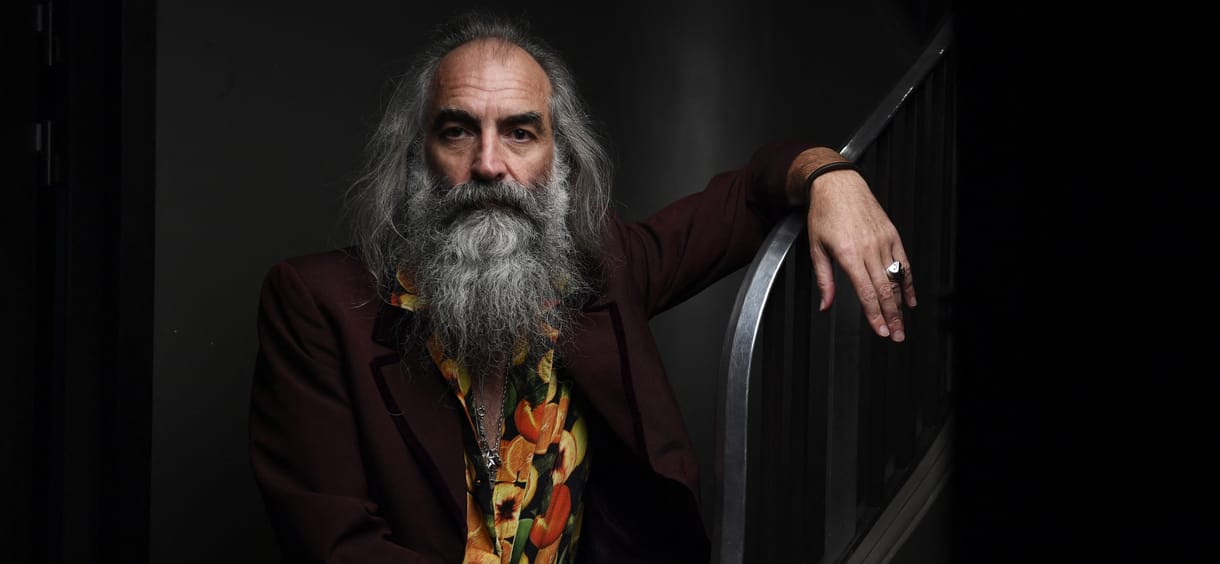 „Boldogan állok Nick Cave mögött, hát micsoda egy fickó!” – Interjú Warren Ellisszel