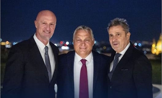 Marco Rossi a 12. kerület polgármestere, a honvédelmi miniszter, és Csányi Sándor jelenlétében letette az állampolgári esküt, aztán átugrott a Karmelitába Orbánhoz