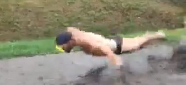 Megőrült a net a tócsaátúszó videóért, rögtön kijavították az utat