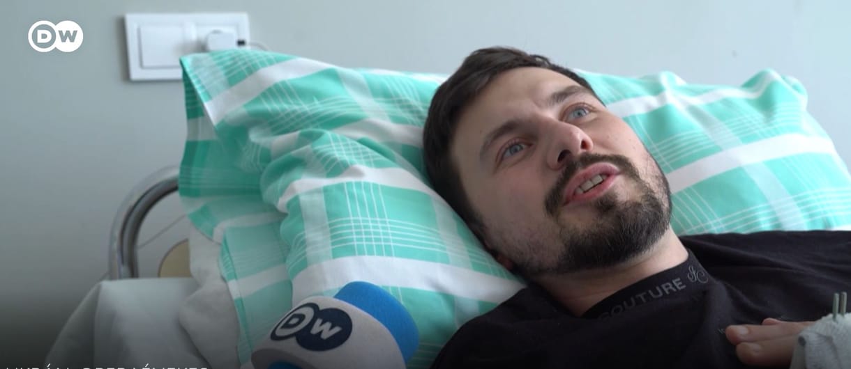 Olaszországból tért haza a fiatal ukrán operaénekes, hogy civileket mentsen a fronton – videó