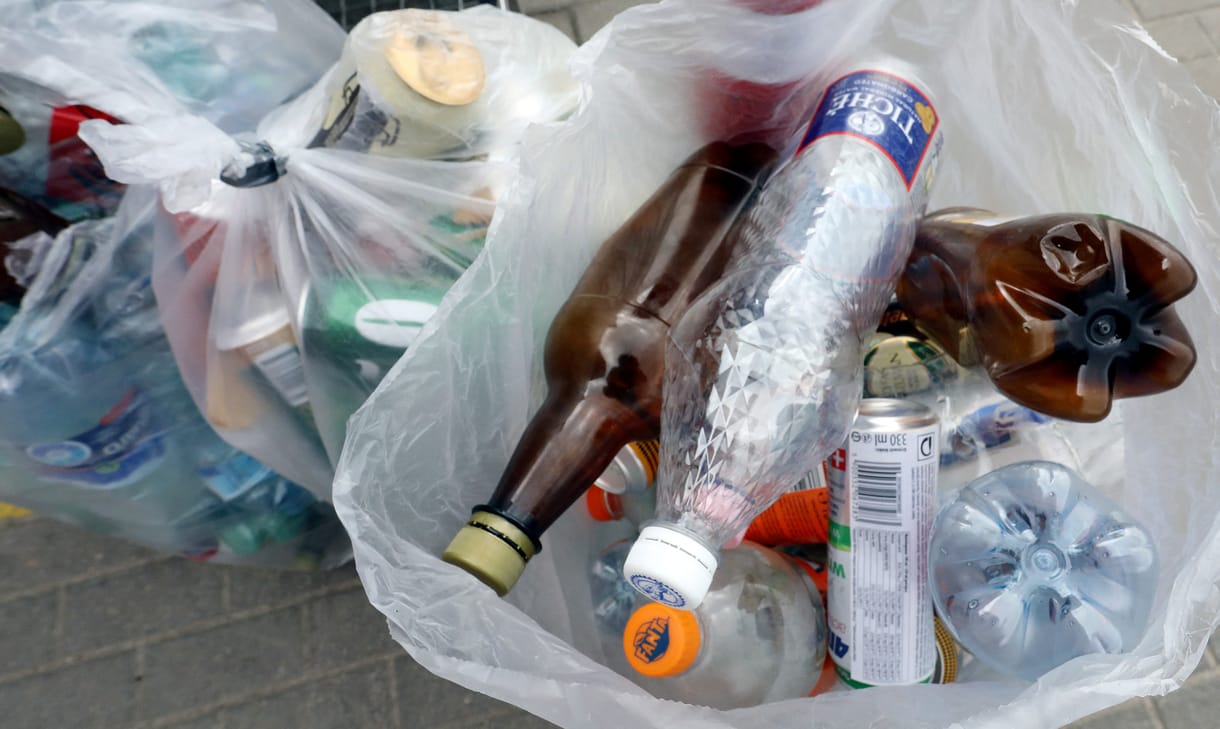 A rendőrség szerint nem büntetik azokat, akik egyszerűen csak kiveszik a visszaváltható palackokat a kukákból