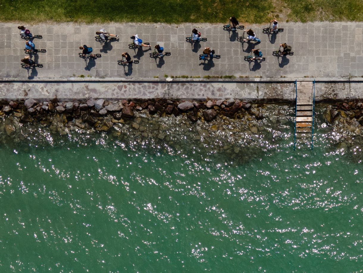 Büszkélkedik a Turisztikai Ügynökség: többen utaztak a Balatonra, mint amikor esett az eső