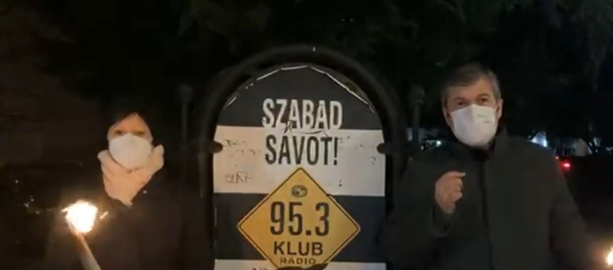 Fáklyákkal vonult a Klubrádió épületéhez Szél Bernadett és Hadházy Ákos