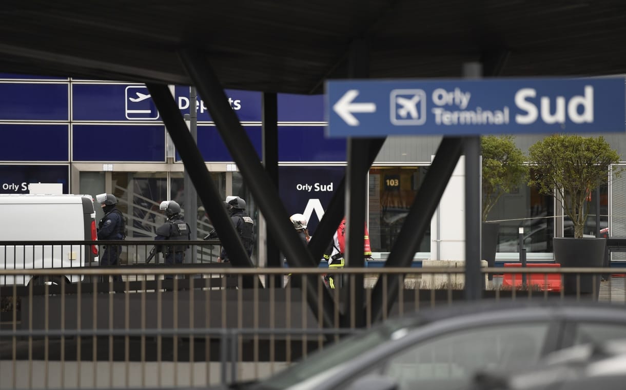 Lövöldözés volt a párizsi Orly repülőtéren, nem fogad járatokat