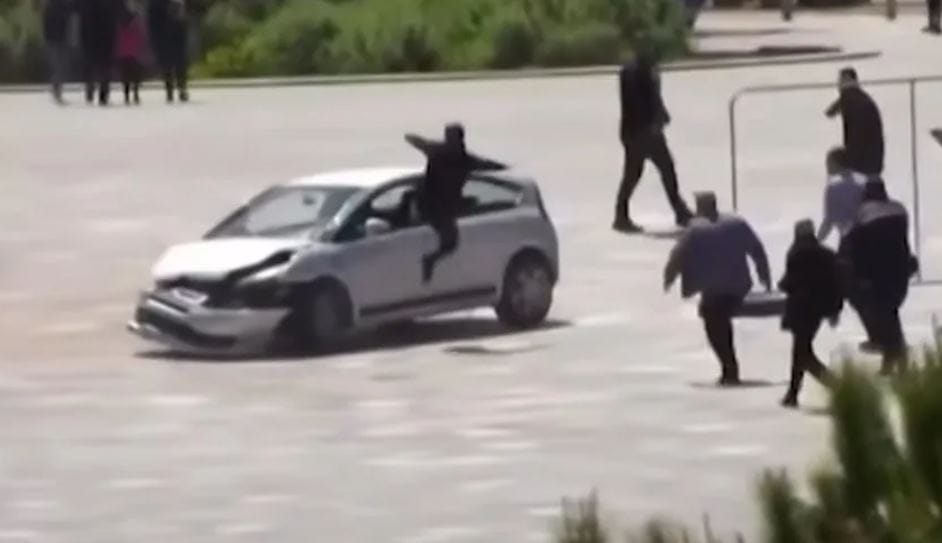 Nindzsaként állította meg az elszabadult autót - videó