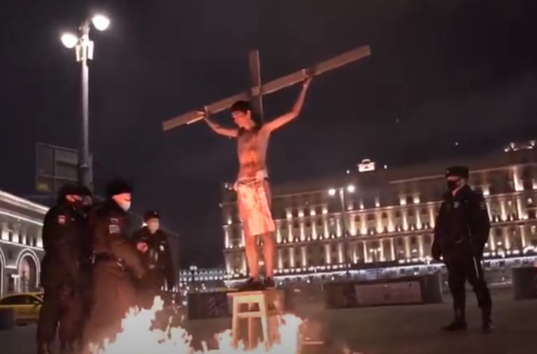 Keresztre feszíttette magát egy ellenzéki aktivista Oroszországban