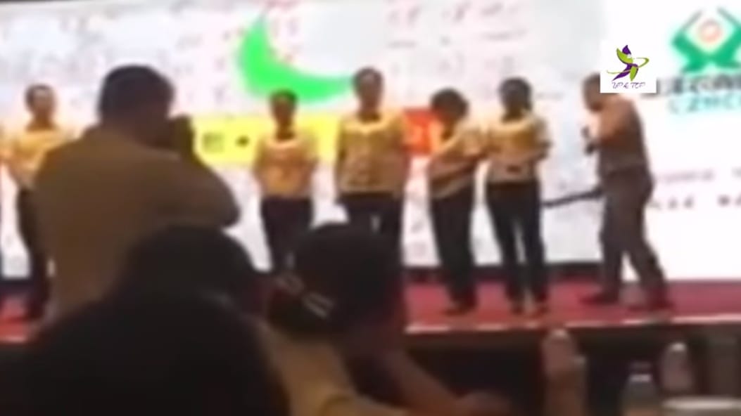 A főnök nyilvánosan elverte az alkalmazottait, mert a cég rosszul teljesít (videó)