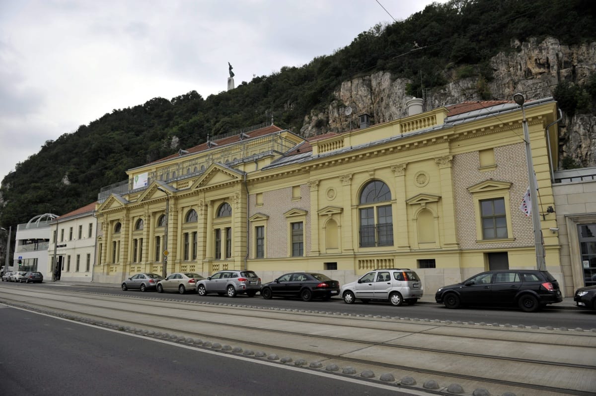 Újranyitnak a budapesti fürdők, papucs nélkül senkit sem engednek be