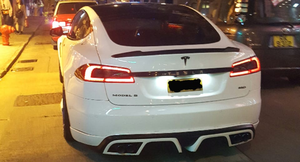 Van, akinek semmi sem jó: itt egy Tesla négy kipufogóvéggel