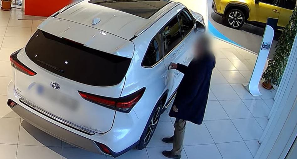 Szalonokban kiállított kocsikból lopkodta a kapcsolókat egy férfi – videó