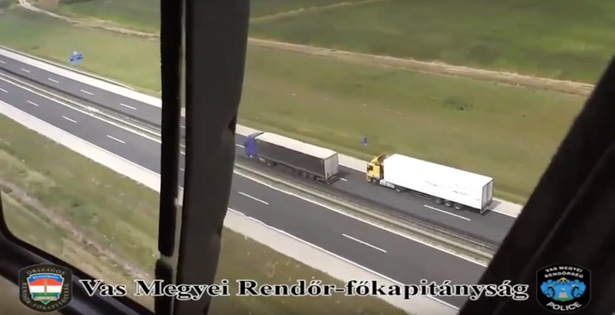 Így figyelik a rendőrök a forgalmat a helikopterből – videó