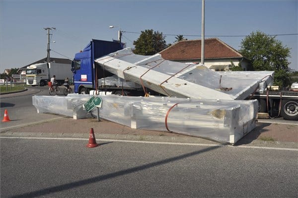 A 4-es főútra borult egy lengyel kamion rakománya - fotó