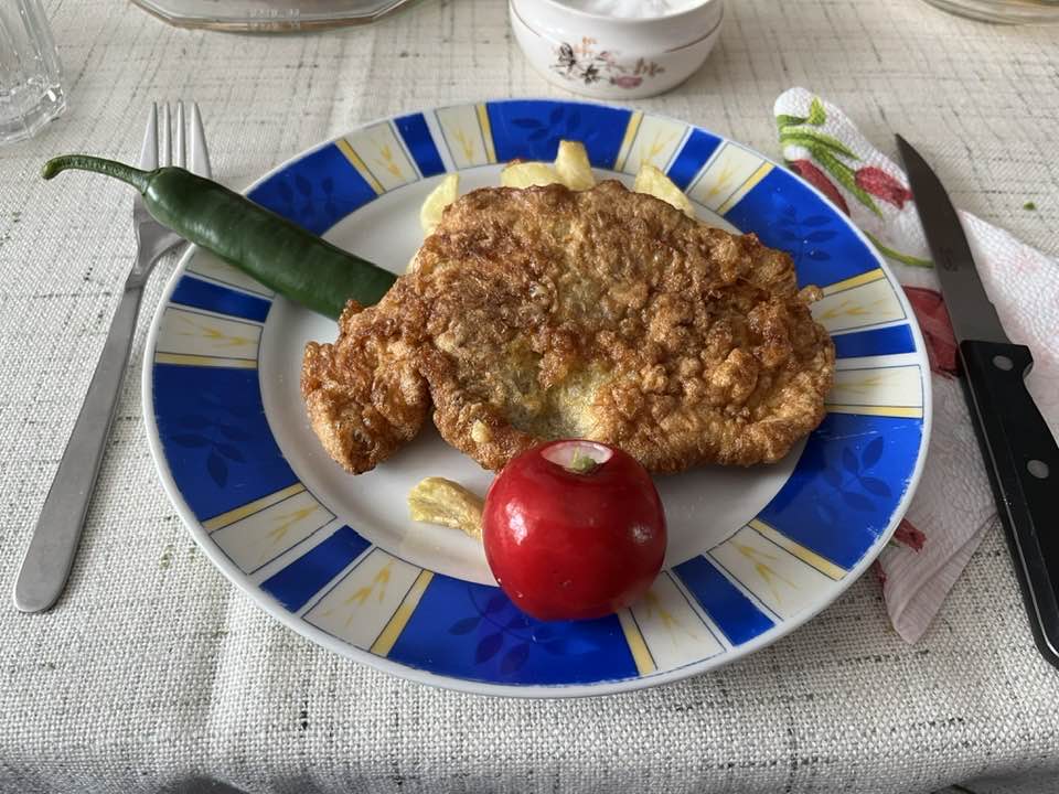 Székelyföldön evett Nagy-Magyarország alakú rántotthúst a külügyi bizottság fideszes alelnöke