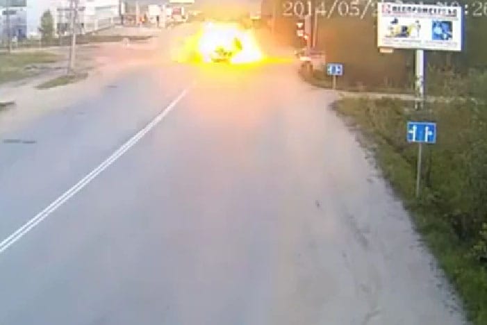 Ilyen, amikor robbanás történik két autó ütközésénél - videó