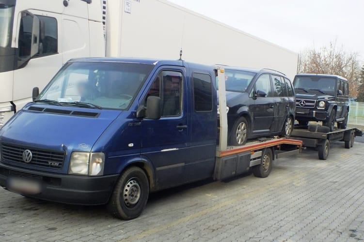 A Mercedes terepjárót már nem kellett volna felrakni a trélerre