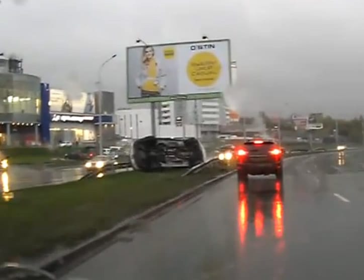 Oldalára borulva állt meg az esős úton besokalló Camaro - videó