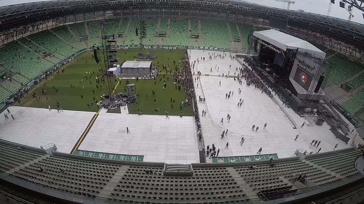 Látványos videón, ahogy átalakul a Fradi-stadion egy koncert miatt