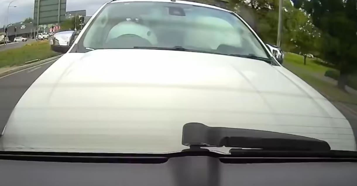 Saját autója légzsákjai nyugtatták le az agresszív sofőrt – videó