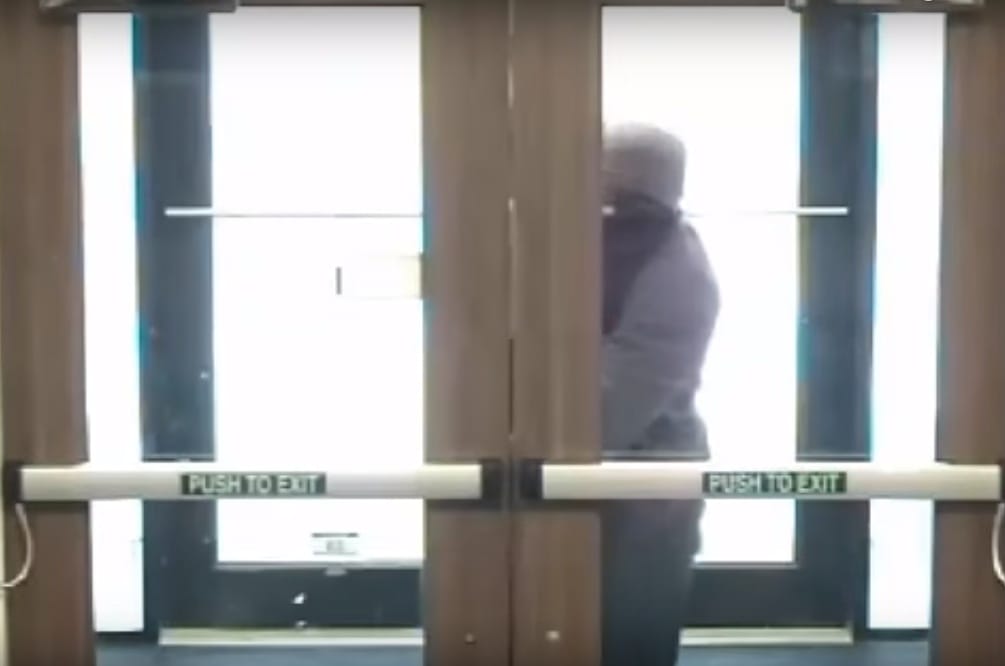Már az ajtónál fel kellett volna adnia ennek a bankrablónak
