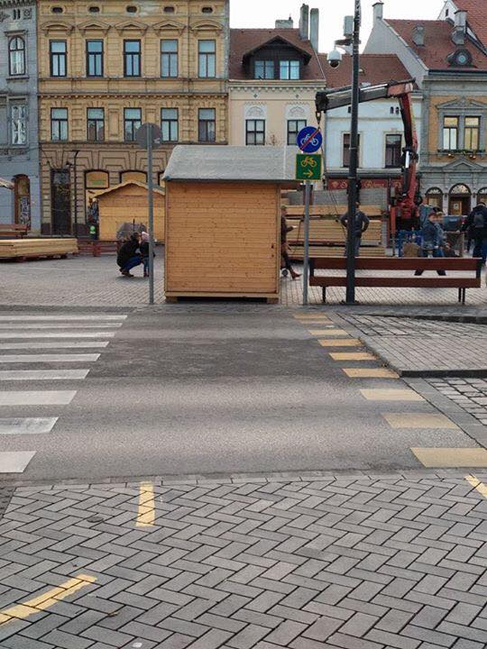 Bicikliút közepére tették a karácsonyi bódét Sopronban