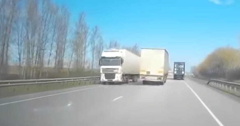 Elég ijesztő látvány, amikor a kamionos elalszik a volán mögött – videó