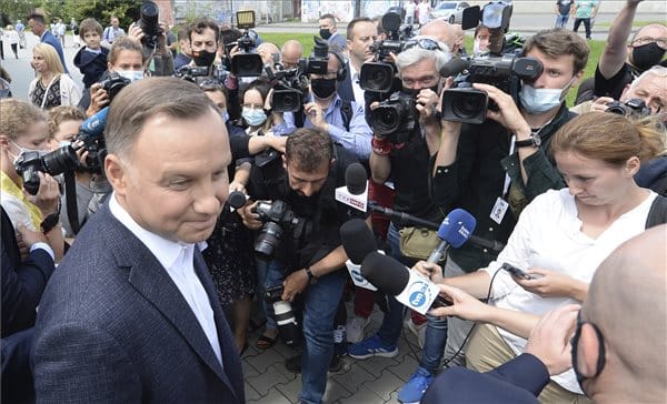 Duda már győztesnek hirdette ki magát, de még fordulhat a kocka