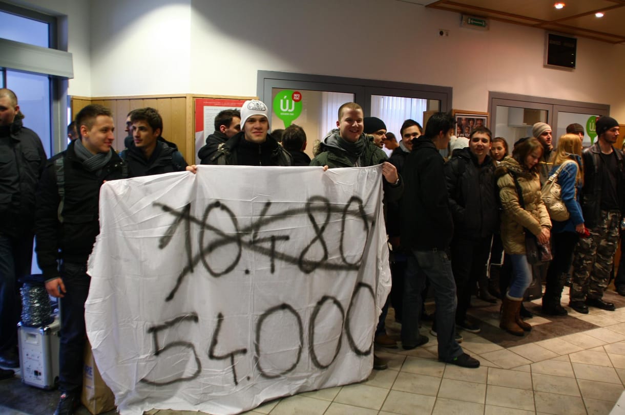 Miskolcon is bevonultak a kormányhivatalba a diákok