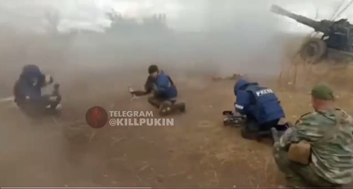Egy életre megsüketülhetett az orosz tudósító, aki egy löveg mellett mondta fel a propagandát