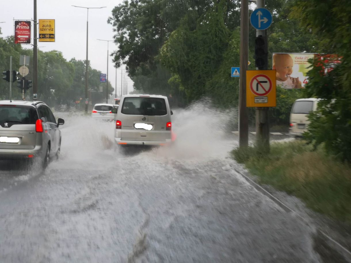 Autók szügyig vízben - további viharos fotókat kaptunk
