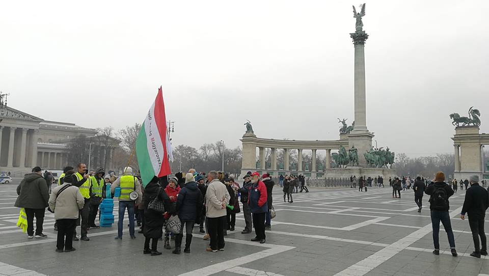 Elindultak a tüntetők az Andrássy úton