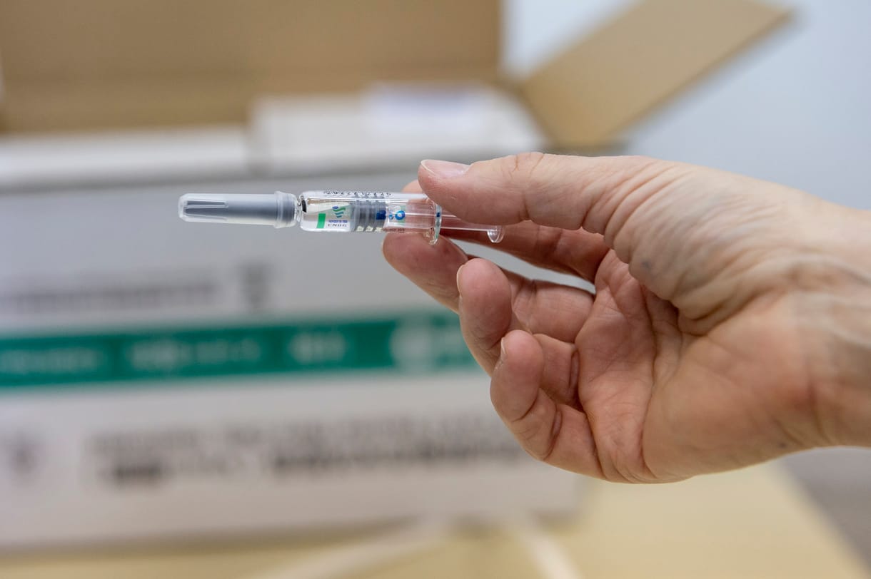 Szerdától a kínai vakcinával is olthatnak a háziorvosok