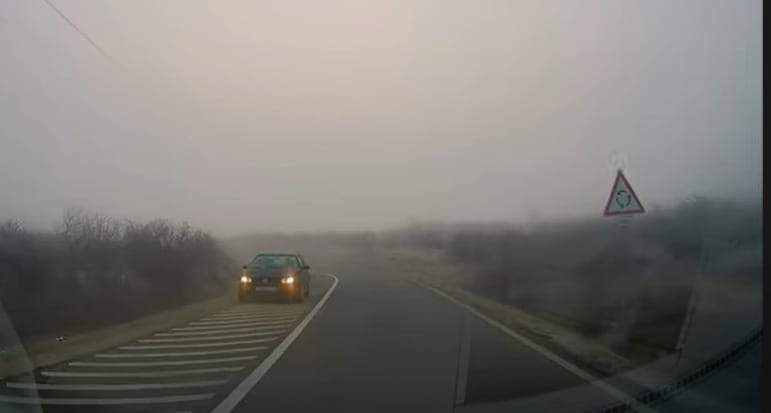 Nem elég a köd, még forgalommal szemben is hajt egy autós Litérnél – videó