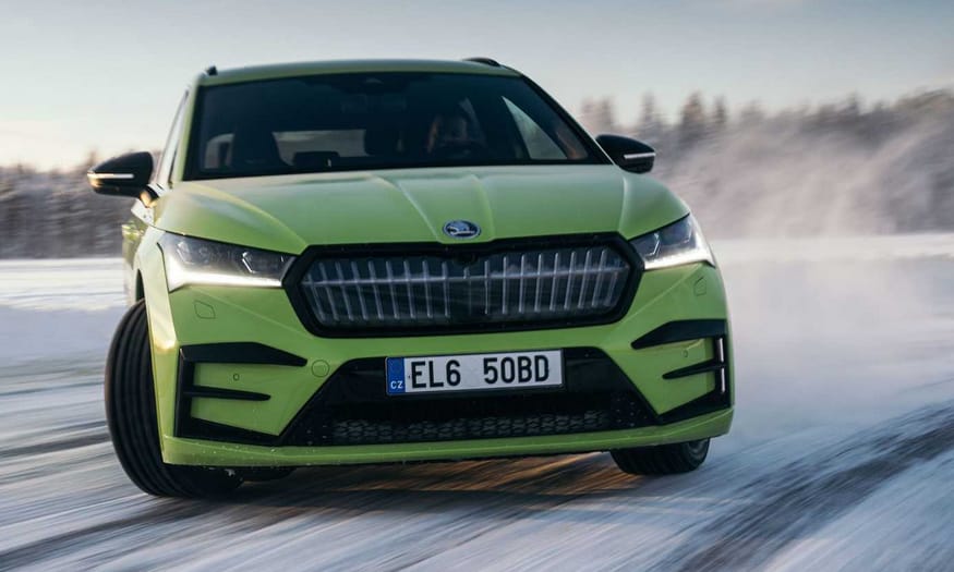 Egy Skodával döntötték meg a jégen driftelés világrekordját